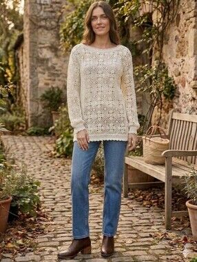 BEAUTIFUL WHITE KNIT Long Sleeved Sweater, Floral Detail